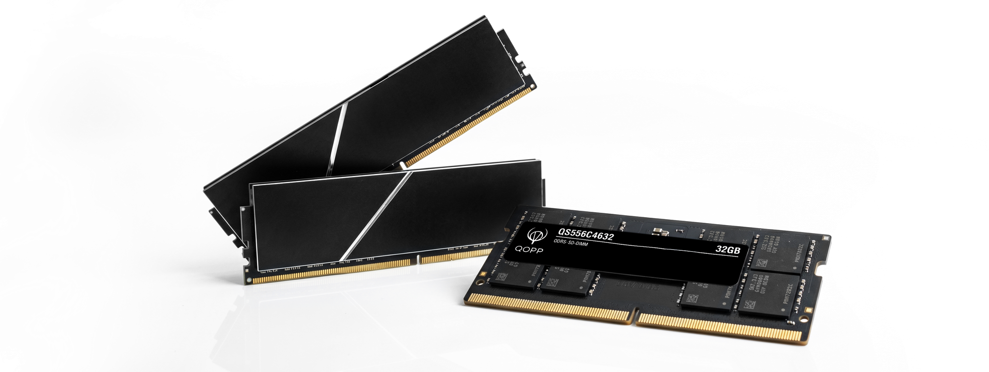 Оперативная память QOPP: два модуля UDIMM с радиаторами и модуль SO-DIMM QS556C4632 DDR5 32 ГБ
