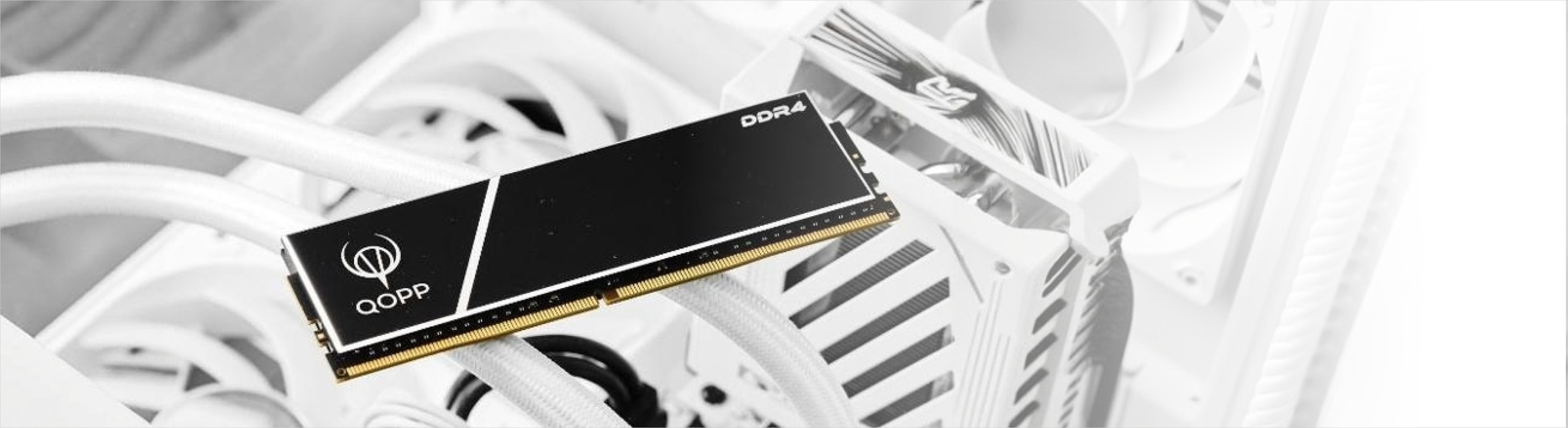 Модуль оперативной памяти QOPP DDR4 UDIMM с радиатором на фоне белого системного блока