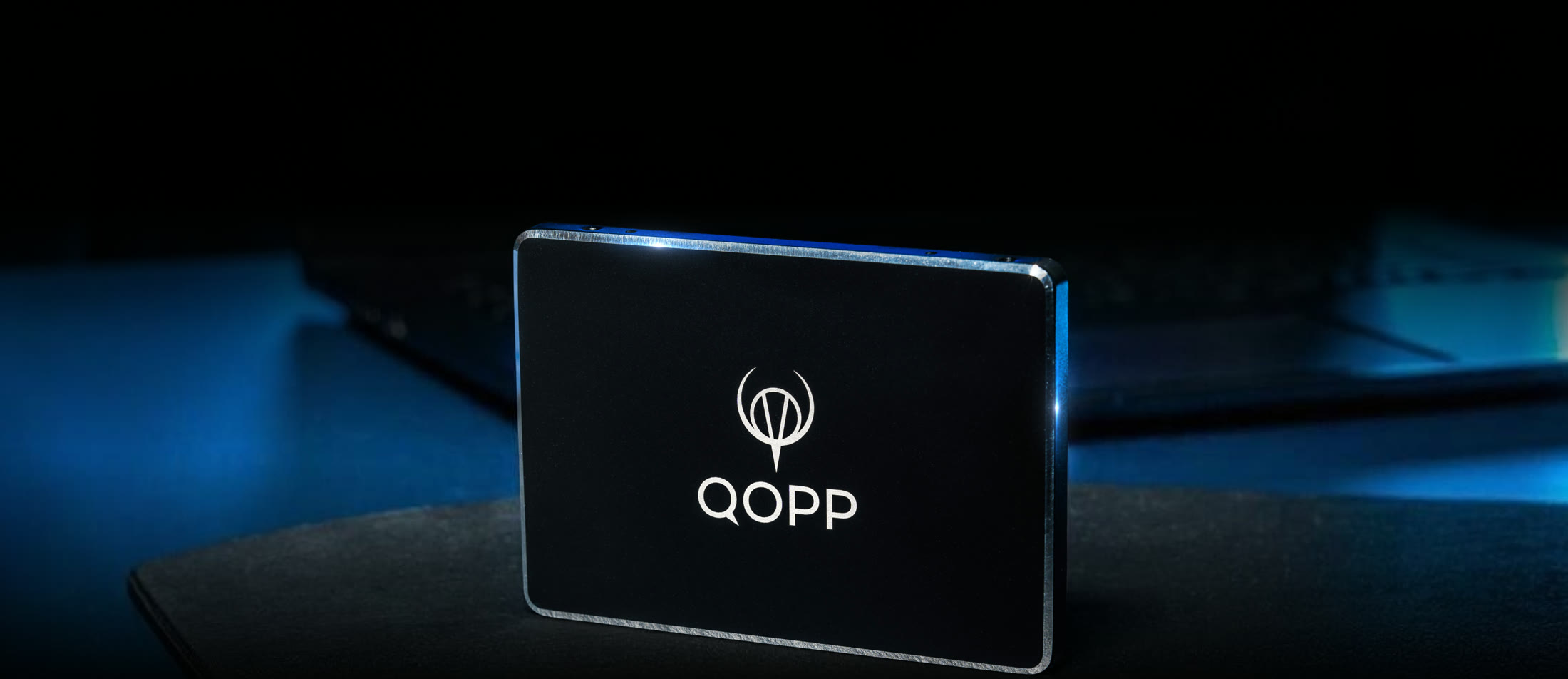 QOPP Q600S на тёмном столе